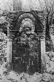 Львов, разрушенное в 1941 старое кладбище. Коронованные обернувшиеся львы. Фото Center for Jewish Art